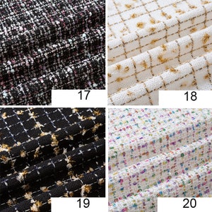 Op de afbeelding: Vier verschillende stofstalen met een tweed-textuur. De stalen zijn zwart-wit met gouden draad, wit met gouden draad, zwart met gouden draad en wit met veelkleurige draad.