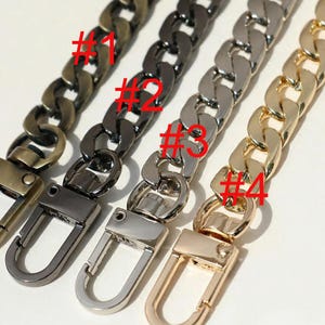 Puede incluir: Cuatro estilos de cadena diferentes con cierres de metal. Las cadenas est&aacute;n numeradas del 1 al 4. Las cadenas son doradas, plateadas, negras y de lat&oacute;n.