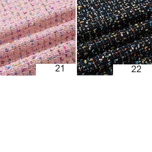Op de afbeelding: Close-up van twee stofstalen. De staal links is roze met veelkleurige vlekken. De staal rechts is zwart met veelkleurige vlekken. De stalen zijn gemarkeerd met 21 en 22.