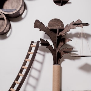Peut inclure: Un arbre à chat en bois en forme de palmier avec plusieurs plateformes et une balançoire suspendue. L'arbre a un poteau enveloppé de sisal pour gratter et une échelle pour grimper.