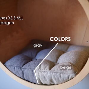Peut inclure: Deux lits ronds en bois pour chats avec coussins. Le coussin &agrave; gauche est gris et le coussin &agrave; droite est beige. Le texte "sizes: for houses XS,S,M,L and hexagon COLORS grey beige" est visible sur l'image.