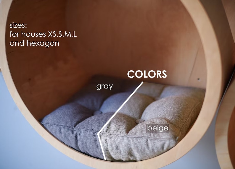 Peut inclure: Deux lits ronds en bois pour chats avec coussins. Le coussin &agrave; gauche est gris et le coussin &agrave; droite est beige. Le texte "sizes: for houses XS,S,M,L and hexagon COLORS grey beige" est visible sur l'image.