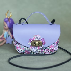 Mini-Mädchen Tasche mit verstellbarem Riemen und entzückendem Design Kleinkind-Ledertasche Crossbody-Stil