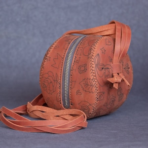 Crossbody Balltasche / Ledertasche mit Gravur / Stylische Kugeltasche