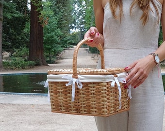 Picnic Basket with Lid / Wicker Picnic Basket / Romantic Basket / Farmhouse Basket/ Vintage Basket / Beach Basket/ Woven Basket / Pie Basket