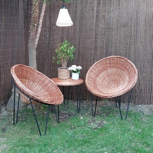 Elegante interior de comedor vintage boho con sillón de mimbre