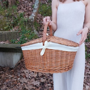 Vintage Picnic Basket / Wicker Picnic Basket / Picnic Basket with Lid / Antique Picnic Basket / Farmhouse Basket / Wicker Basket