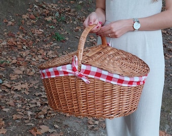 Wicker Picnic Basket / Picnic Basket with Lid/ Vintage Picnic Basket / Outdoor Basket / Picnic Storage Basket / Beach Basket / Easter Basket