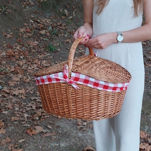 Wicker Picnic Basket / Picnic Basket with Lid/ Vintage Picnic Basket / Outdoor Basket / Picnic Storage Basket / Beach Basket / Easter Basket