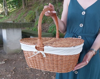 Vintage Picnic Basket / Picnic Basket with Lid / Cute Basket / Garden Basket/ Vintage Basket / Picnic Basket / Farmer Basket / Easter Basket