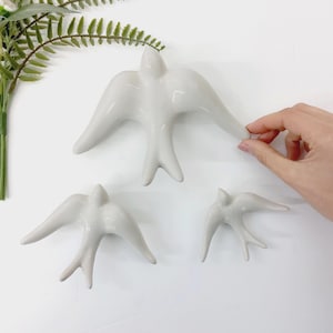 Lichtgrijze geglazuurde zwaluwen / Vogelornament / Keramische vogel / Keramische wanddecoratie / Cadeau voor mama / Cadeau voor beste vriendin / Vogelliefhebbers / Wanddecoratie