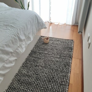 Tapis moyen noir et crème 70 x 140 cm / Tapis tissé à la main / Tapis unique / Paillasson / Tapis de salle de bain / Tapis recyclé / Tapis moderne / Carpette en coton