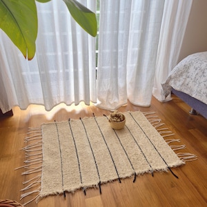 Cremefarbener Teppich mit schwarzen Linien / Wollteppich aus Baumwolle / Wollteppich für Badezimmer / Badezimmerteppich / Badezimmervorleger / Minimalistischer Teppich / Duschvorleger / Waschbarer Teppich