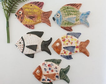 Pesci in ceramica colorati / Pesci in ceramica / Pesci smaltati / Arte in ceramica / Decorazione da parete per cucina / Regalo di condoglianze / Arte da parete in ceramica / Decorazione costiera