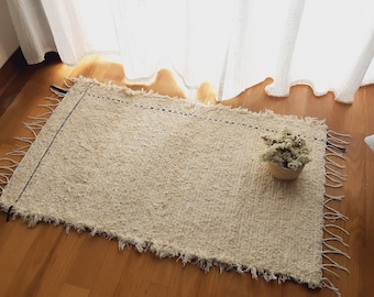 Kleiner Creme Teppich mit Schwarzer Linie L / Wollteppich aus Baumwolle / Badteppich / Badvorleger / Bettvorleger / Teppich Teppich / Flurteppich