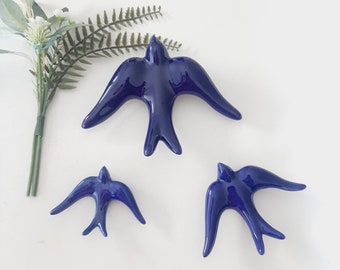 Golondrinas esmaltadas en azul oscuro / Arte de aves / Golondrinas de cerámica / Golondrinas de arcilla esmaltada de cerámica / Adorno de pared de cerámica / Decoración de entrada / Regalo de condolencia