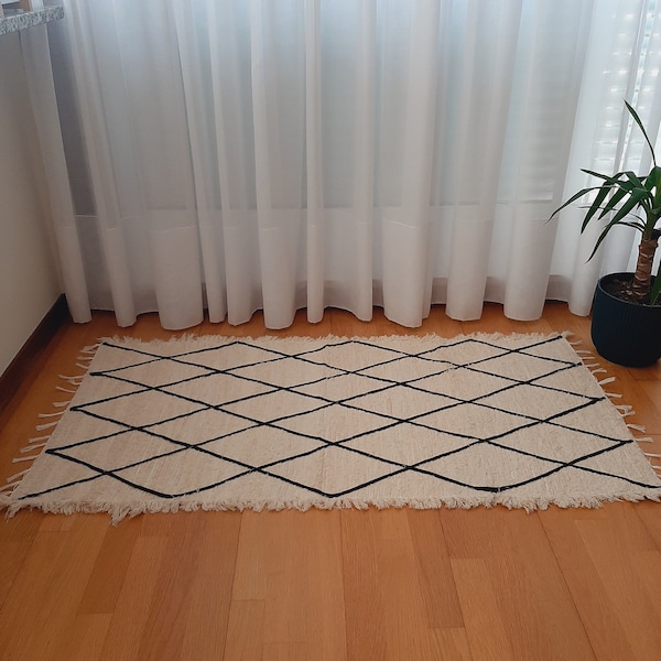 Tapis crème et noir moyen / Tapis géométrique / Tapis berbère / Tapis pour chambre à coucher / Tapis de salle de bain / Tapis de chevet / Tapis de cuisine / Tapis / Tapis bohème