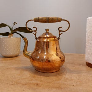 Bouilloire en cuivre 1,5L / Manche en bois / Théière / Bouilloire vintage / Cuivre martelé / Vieux millésime / Cuivre antique / Cuivre fait main / Cadeau pour maman