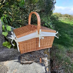 Picnic Basket with Lid / Wicker Picnic Basket / Camping Basket / Outdoor Basket / Farmhouse Basket / Vintage Basket / Beach Basket