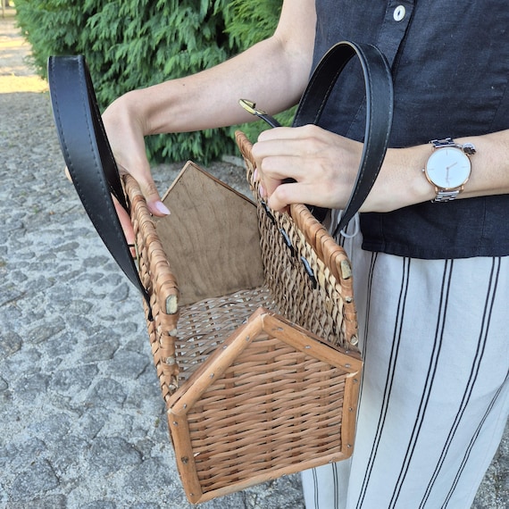 Klassische Tasche aus Korbgeflecht mit Ledergriff Korbtasche