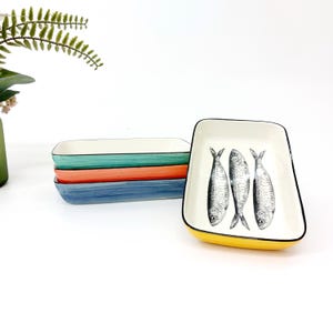 Pode incluir: Um conjunto de tr&ecirc;s canecas de cer&acirc;mica com acabamento manchado e fosco. As canecas s&atilde;o em tons de creme, cinza claro e cinza escuro. Cada caneca tem um design simples e minimalista, ideal para caf&eacute; ou ch&aacute;.
