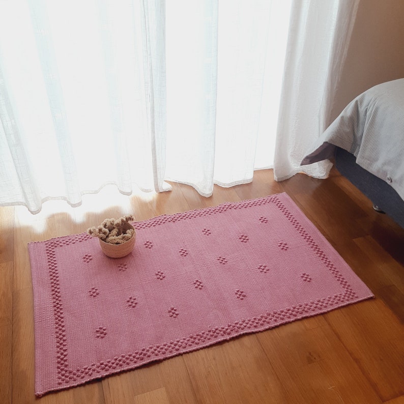 Piccolo tappeto rosa / Tappetino da bagno / Tappeto scendiletto / Tappeto in cotone riciclato / Tappeto per cameretta / Tappeto geometrico / Tappeto da cucina / Tappeto di stracci / Tappeto tessuto a mano immagine 8