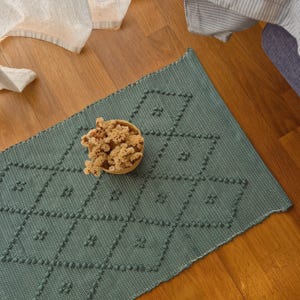 Puede incluir: Un juego de tres tazas de cerámica con un acabado moteado y mate. Las tazas son de color crema, gris claro y gris oscuro. Cada taza tiene un diseño simple y minimalista y un asa redondeada.