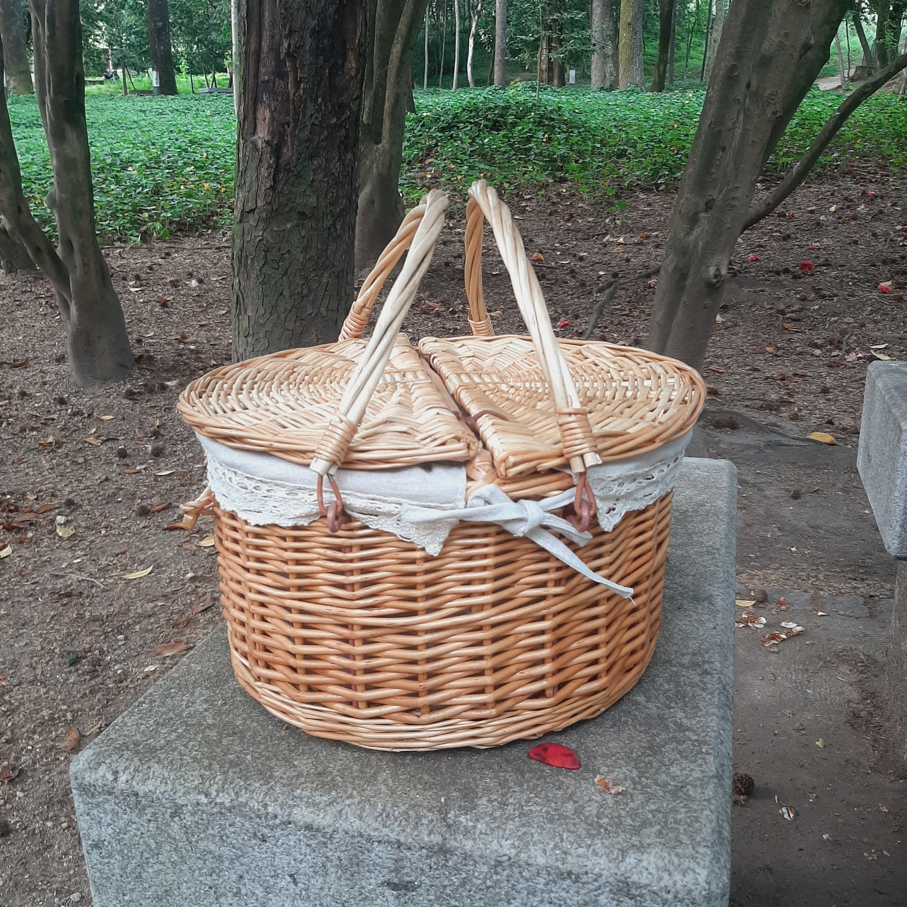 Round Picnic Basket / Wicker Picnic Basket / Picnic Basket With