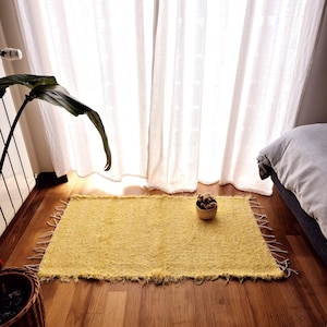 Klein lichtgeel vloerkleed/ slaapzaaltapijt / badkleed / nachtkastje / katoenen vloerkleed / milieuvriendelijk vloerkleed / gangkleed / entreetapijt / entreetapijt / voddenkleed