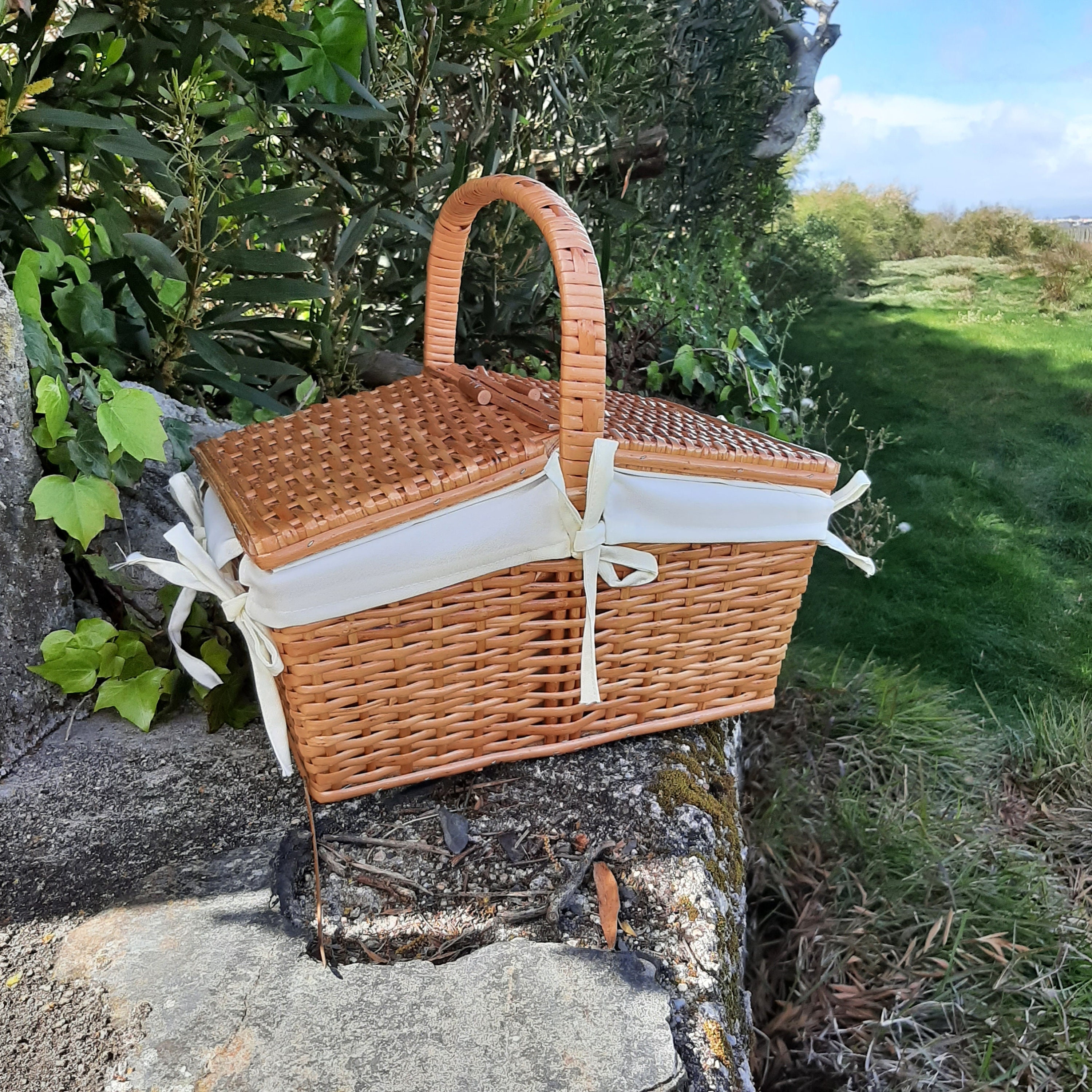 YDong Handmade Wicker Basket with Handle Wicker Camping Picnic Basket with Double Lids Storage Hamper Basket with Cloth Lining 