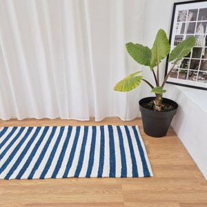 Alfombra mediana azul verdoso y blanca de 70 x 140 cm. Para dormitorio, baño, trapo, algodón, entrada.