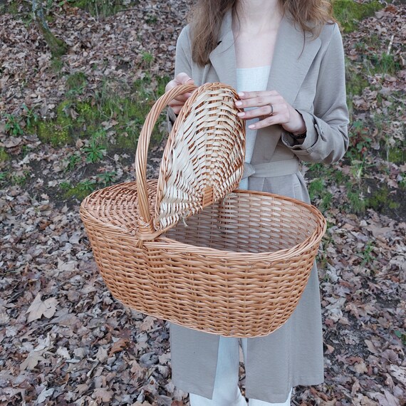 Large Oval Picnic Basket / Vintage Picnic Basket / Outdoor Basket