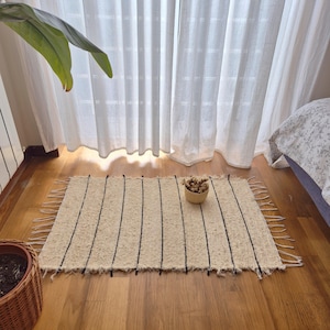 Petit tapis crème avec des lignes noires / Tapis fait main / Tapis en coton / Tapis à rayures / Tapis de chevet / Tapis de salle de bain / Joli tapis / Tapis de bain / Tapis bohème