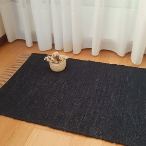 Alfombra azul oscuro mediana de 70 x 140 cm / Alfombra suave / Alfombra hecha a mano / Alfombra de algodón / Alfombra de baño / Alfombra de entrada / Alfombra lavable / Alfombra de habitación / Alfombrilla de baño