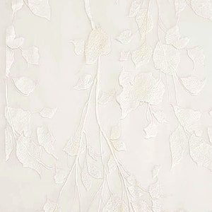 Puede incluir: Tela blanca bordada con un delicado patr&oacute;n floral de hojas y ramas. La tela tiene una textura ligera y transparente.