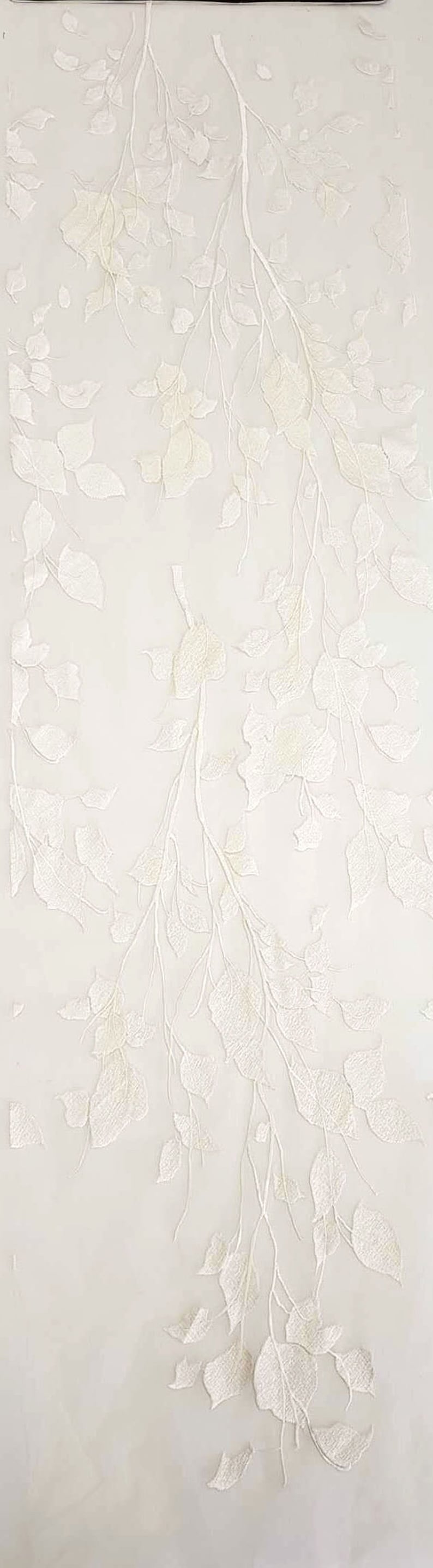 Puede incluir: Tela blanca bordada con un delicado patr&oacute;n floral de hojas y ramas. La tela tiene una textura ligera y transparente.