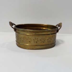 Kleiner, ovaler Vintage-Übertopf aus Messing mit verzierten Griffen • Übertopf mit geprägtem Gänseblümchenmuster • Boho-Pflanztopf im Mid-Century-Stil, 17 cm (6,75 Zoll)