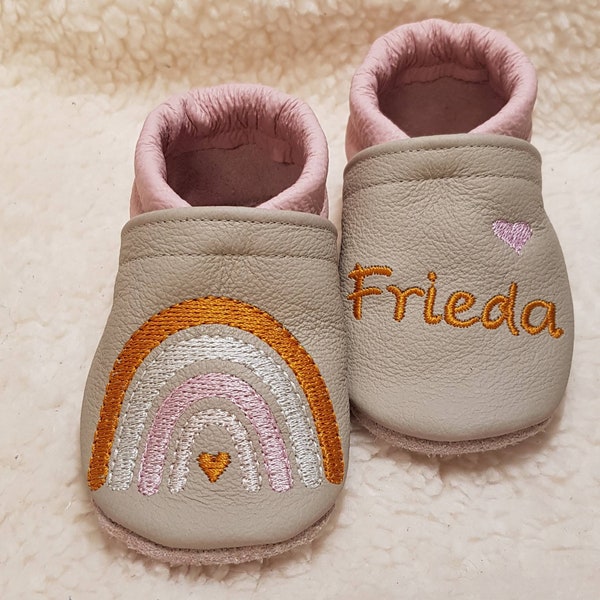 Lederpuschen Krabbelschuhe Babyschuhe Hausschuhe mit Namen Regenbogen