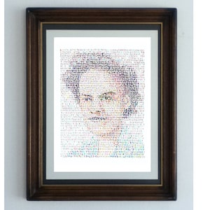 Puede incluir: Una impresión enmarcada de un retrato hecho de números. El retrato es de una persona con el pelo corto y oscuro y una camisa de color claro. Los números son de varios colores y tamaños.