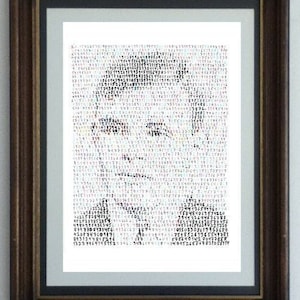 Puede incluir: Un retrato en blanco y negro enmarcado de un hombre hecho de pequeñas letras y números.