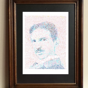 Puede incluir: Retrato enmarcado de una persona, creado con un mosaico de números en varios colores. La obra de arte está enmarcada en un marco de madera marrón oscuro y un paspartú negro, creando un contraste visual llamativo.