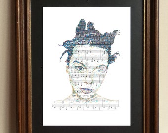 Puede incluir: Impresión artística enmarcada que presenta un retrato de mujer compuesto por notas musicales. La obra de arte está en un marco de madera marrón oscuro con un passe-partout negro. La cara y el pelo de la mujer están creados con notación musical colorida.