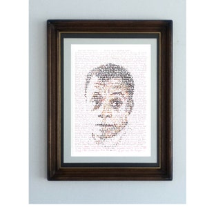 Puede incluir: Una impresión enmarcada de un retrato hecho de texto. El retrato es de una persona con cabello oscuro y tez clara. El texto está en una fuente manuscrita y está en tonos de rosa y negro. El texto es una cita sobre el amor y las relaciones.