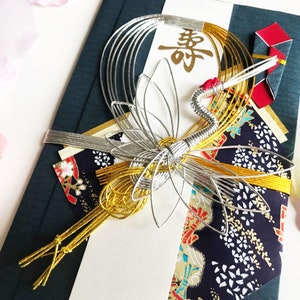 Dekorativer Hochzeitsumschlag mit dunkelblauem Washi Origami Papier und silbernem Kranich