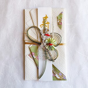 Busta decorativa per matrimonio tradizionale giapponese con carta Washi verde con tartaruga bianca immagine 2