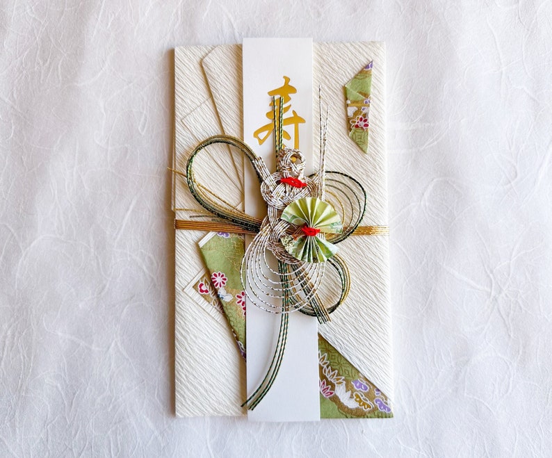 Busta decorativa per matrimonio tradizionale giapponese con carta Washi verde con tartaruga bianca immagine 2