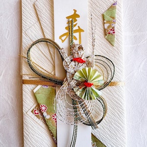 Busta decorativa per matrimonio tradizionale giapponese con carta Washi verde con tartaruga bianca immagine 1