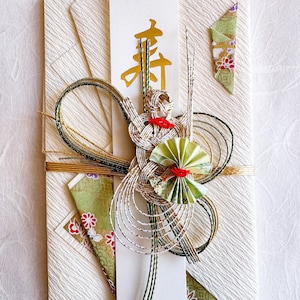 Busta decorativa per matrimonio tradizionale giapponese con carta Washi verde con tartaruga bianca immagine 1