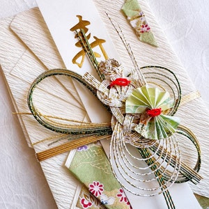 Busta decorativa per matrimonio tradizionale giapponese con carta Washi verde con tartaruga bianca immagine 3