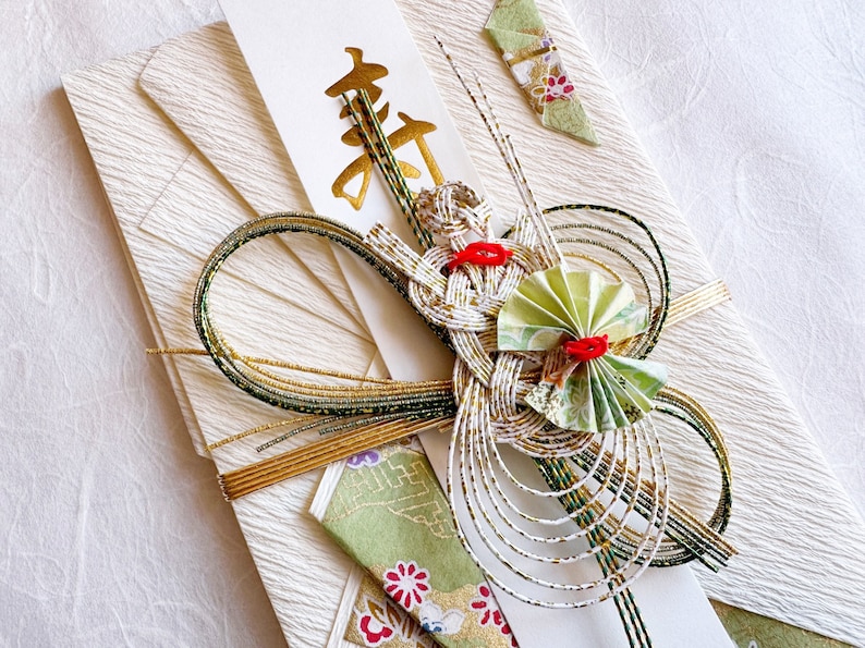 Busta decorativa per matrimonio tradizionale giapponese con carta Washi verde con tartaruga bianca immagine 3